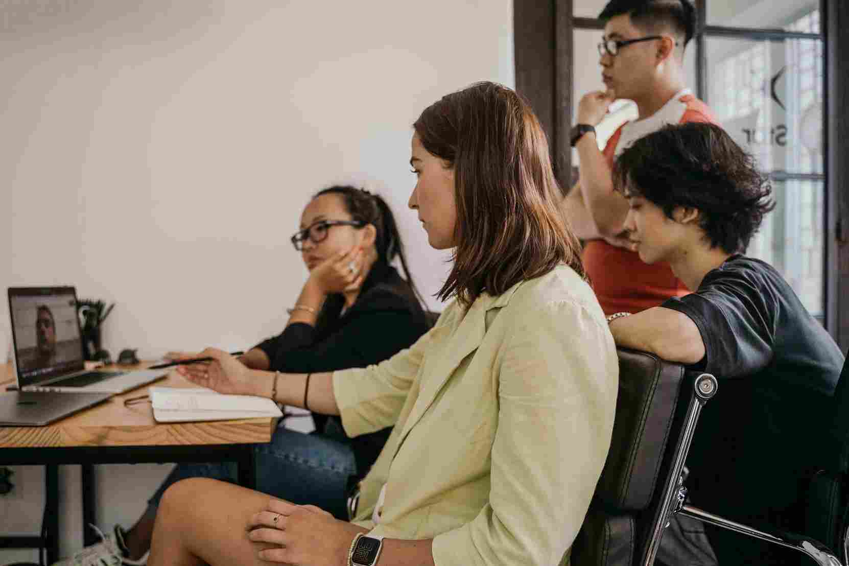 A supportive Torvu coaching session showing how career guidance helps people access jobs and financial stability